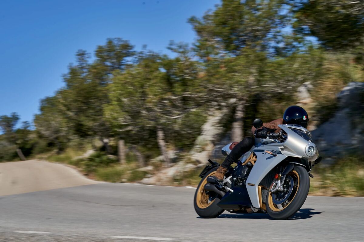 MV Agusta Superveloce en carretera