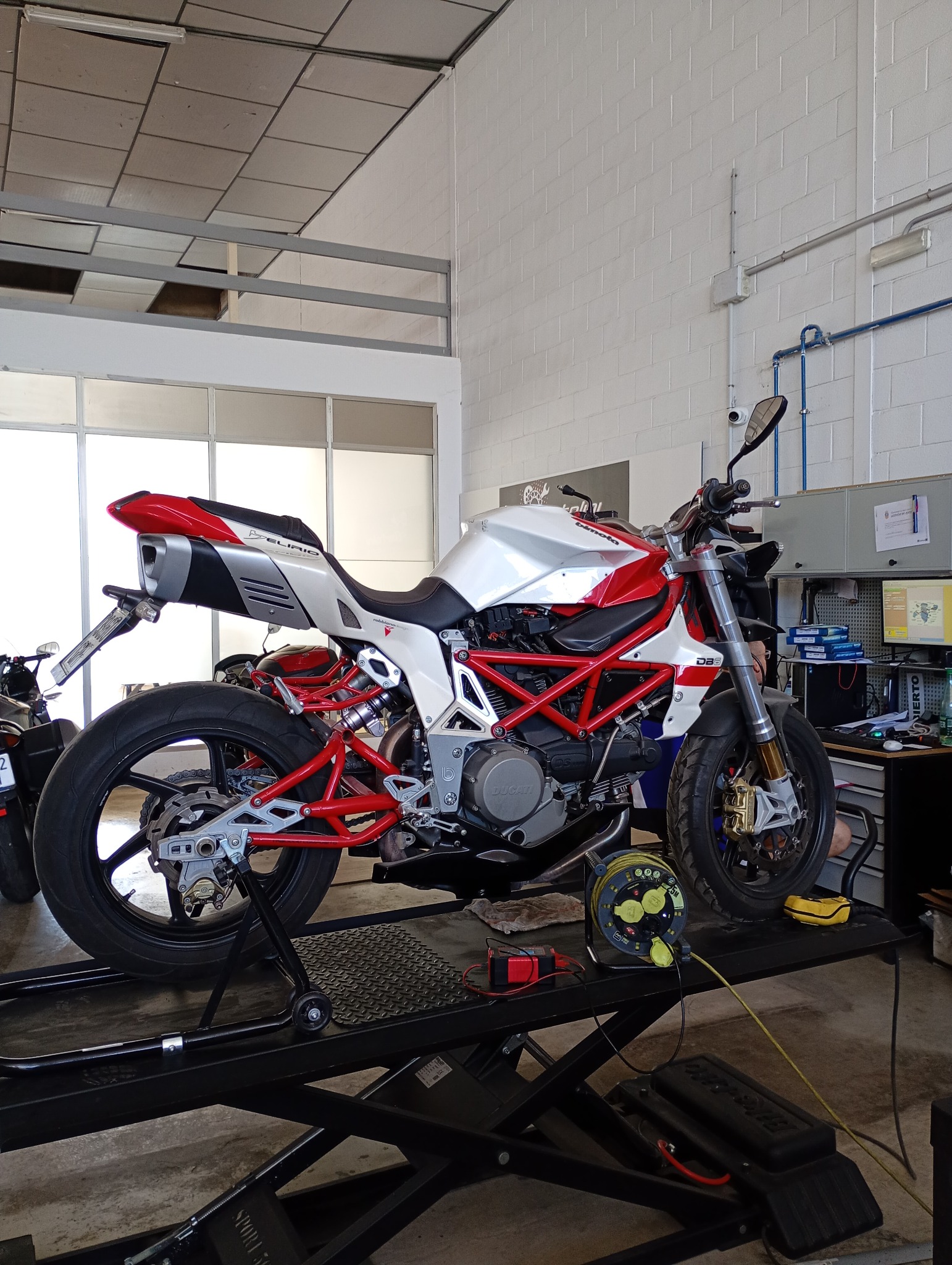 Motocicleta en el taller de Bertolini Motos